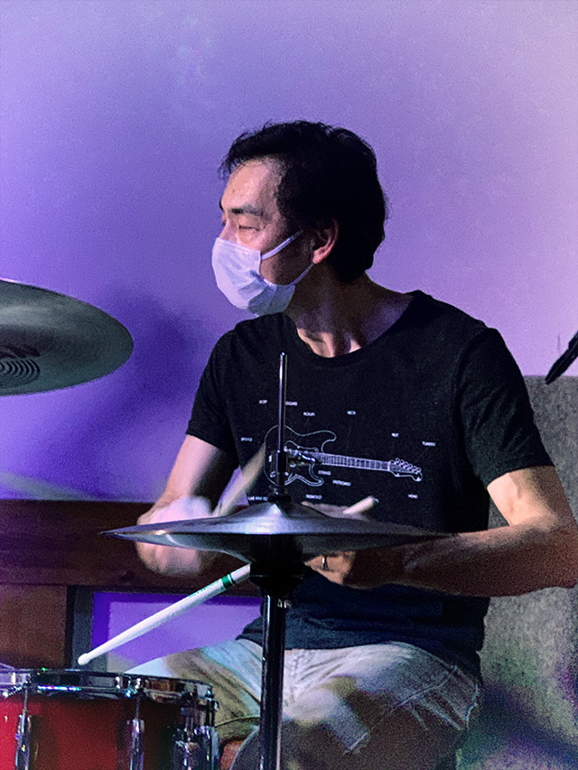 感染対策してライプ演奏を行いました。　ここでは、私が作ったフュージョンを演奏しました。