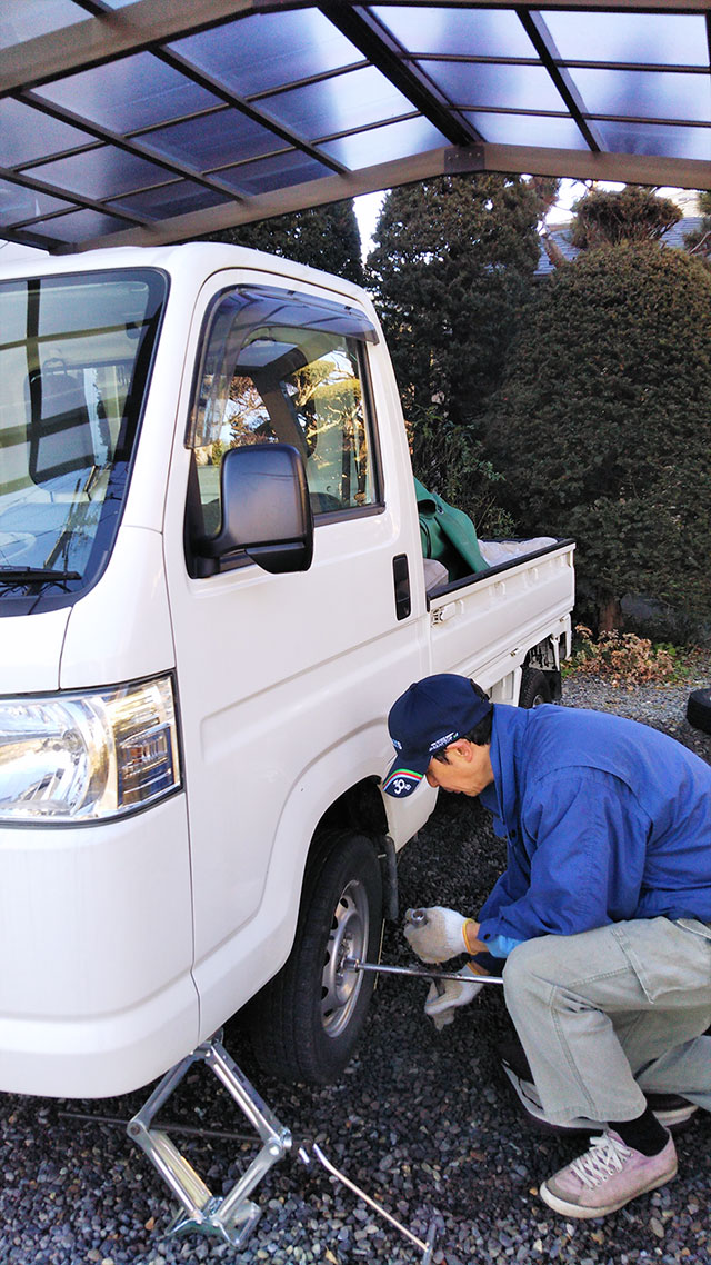 冬支度です。タイヤをスタッドレスに交換です。腰を傷めないように注意が必要です。